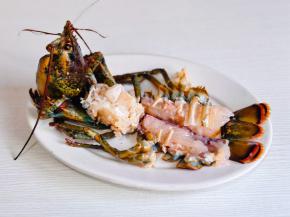 将处理好的龙虾摆盘。