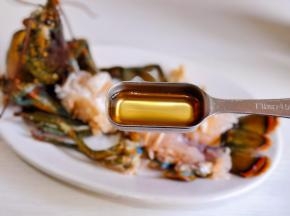 淋上一勺料酒。