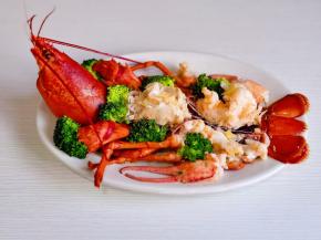 取出将虾钳去壳，西兰花焯水摆在合适的位置。