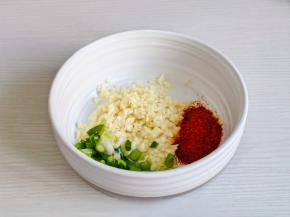 葱花，蒜末，辣椒粉放入碗中。