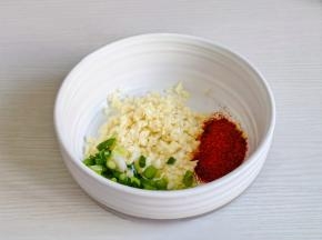 葱花，蒜末，辣椒粉放入碗中。