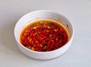 淋上热油搅拌均匀，加两勺生抽，1勺蚝油，盐搅拌均匀。