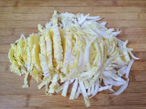 娃娃菜切成丝。 