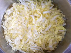 浸泡洗干净控一下水分。 