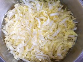 浸泡洗干净控一下水分。 