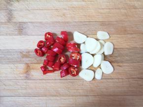 大蒜切成片，红辣椒切成圈。 