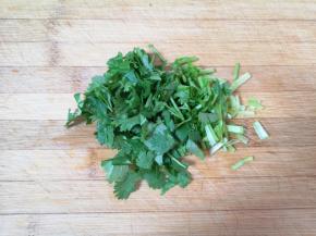 香菜洗干净切碎。 