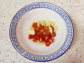 炒锅内倒入菜籽油烧热，将蒜片和辣椒圈炝出香味。 