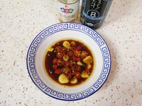 加入六月鲜8克轻盐特级原汁酱油、味达美清香米醋和味达美臻品蚝油搅拌均匀，凉拌汁完成。 