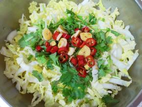 浇上调好的凉拌汁。 