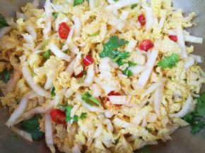 加入红油搅拌均匀即可。 