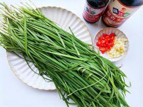 准备好所有食材。大蒜小米椒切末。