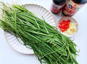 准备好所有食材。大蒜小米椒切末。