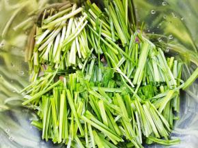 韭菜摘洗干净切段。