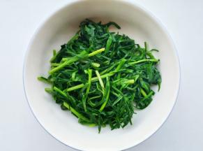 锅中烧开水，放入韭菜焯水一分钟捞出，