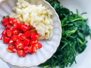 加入大蒜小米椒 