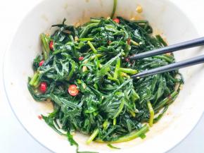 一勺盐，一勺香油，拌匀静置十分钟就可以了。