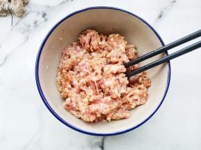 猪肉切末加一勺生抽、一勺蚝油、半勺盐、大蒜末、姜末搅拌均匀腌制15分钟。