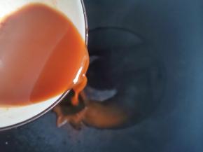 加上蒸萝卜的水搅拌均匀，倒入锅中小火煮至冒泡，