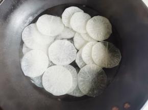 白萝卜去皮切薄片煮至变软。