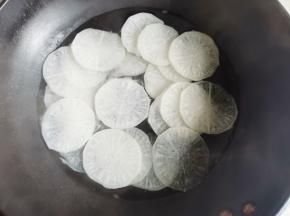 白萝卜去皮切薄片煮至变软。