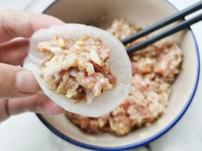 萝卜片夹上肉馅摆入盘中、