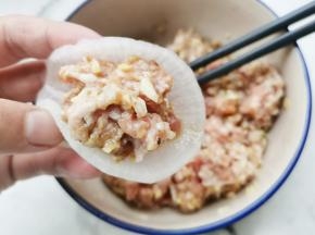 萝卜片夹上肉馅摆入盘中、