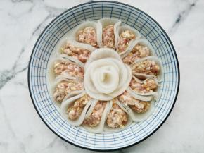 中间摆上剩余的萝卜。