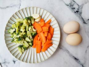 准备好所有食材。西兰花切小朵，胡萝卜去皮切片，大蒜去皮拍扁。