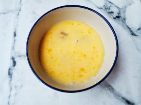 鸡蛋打散加一点点盐，