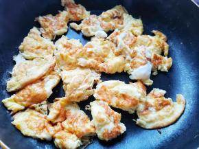 放入锅中煎熟铲碎盛出。