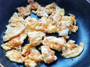 放入锅中煎熟铲碎盛出。