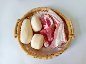 藕清洗后削皮备用。