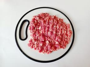 猪肉去皮剁成末。