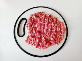 猪肉去皮剁成末。