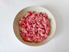 把猪肉末放在容器里。