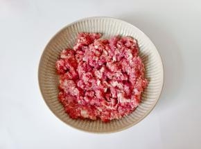 把猪肉末放在容器里。