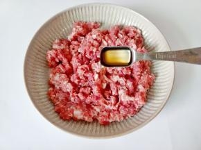 加上料酒一勺。