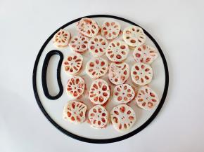 藕片抹上肉馅，盖上另外一片藕。