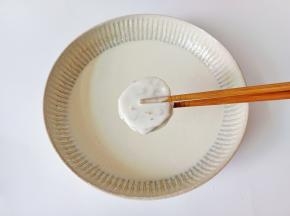 取一个藕夹裹一层糊。