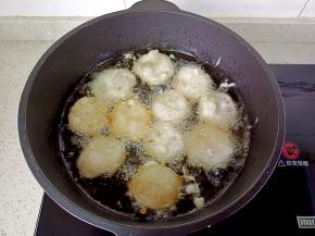 油温五成热，依次放入藕夹开大火炸。【刚下锅时不要翻动，等定型后用筷子轻轻翻动，受热均匀】