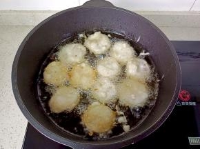 油温五成热，依次放入藕夹开大火炸。【刚下锅时不要翻动，等定型后用筷子轻轻翻动，受热均匀】