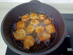 炸到藕夹两面金黄即可捞出控油。