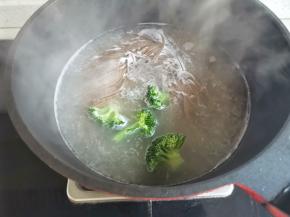 面条煮熟，西兰花焯水。