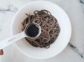 加一勺生抽，一勺蚝油拌匀。