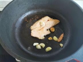 放入鸡胸肉煎至两面金黄。