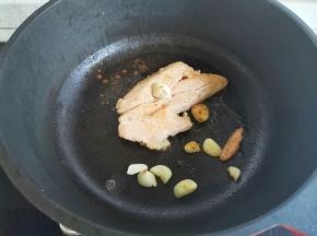 放入鸡胸肉煎至两面金黄。