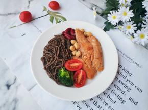 所有食材一起码入盘中。