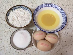 准备好食材，养乐多和玉米油一起加入碗里。