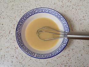 用手动打蛋器搅打均匀备用。 